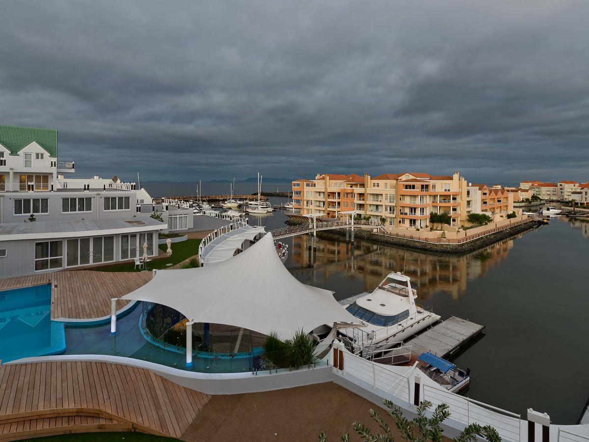 Krystal Beach Hotel Gordonʼs Bay Exterior foto